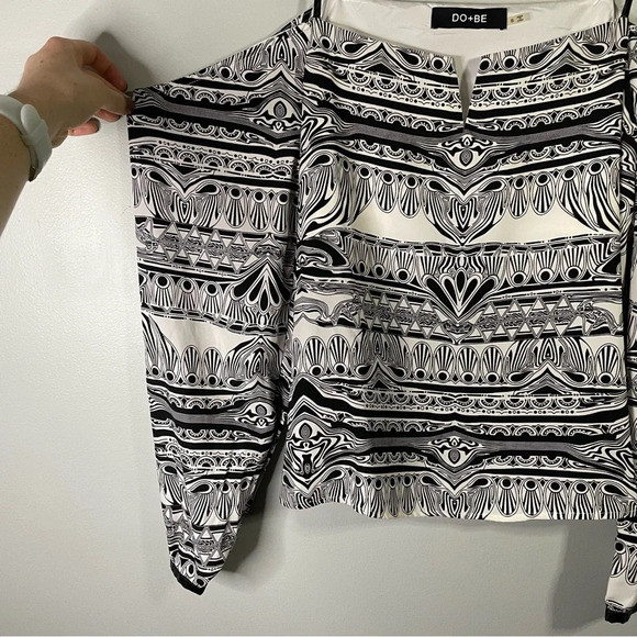 DO+BE Boho Cold Shoulder Open Shoulder Patterned Blouse Size Small Black & White - Picture 4 of 7